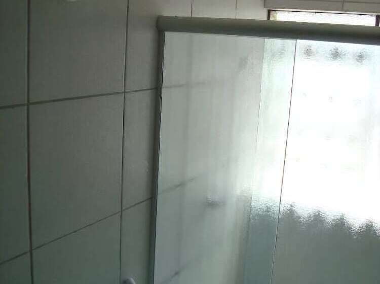 이코노미 룸, Goias