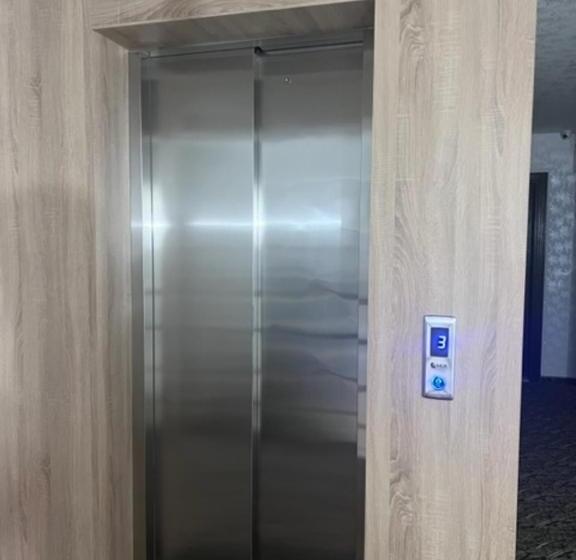 Camera Tripla Standard, Marka