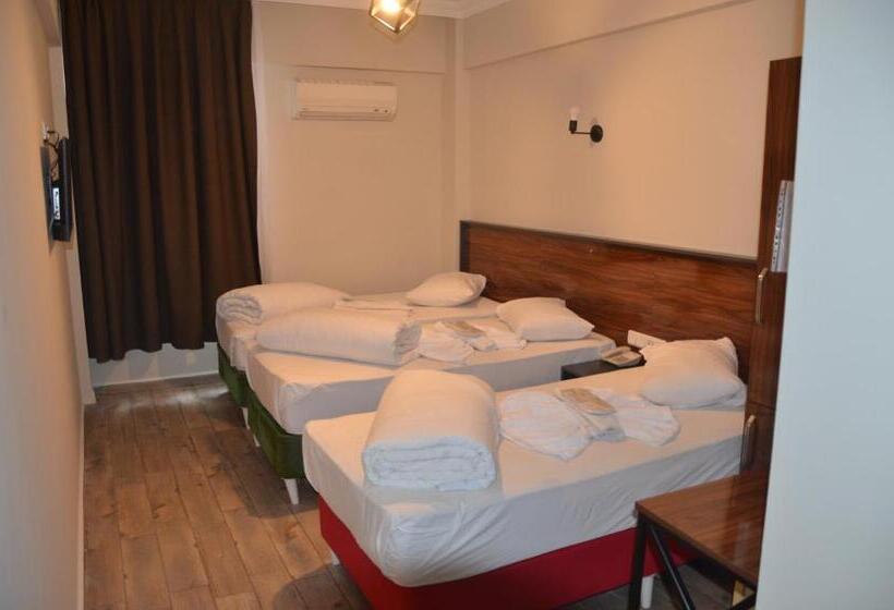 Camera Tripla Standard, Marka