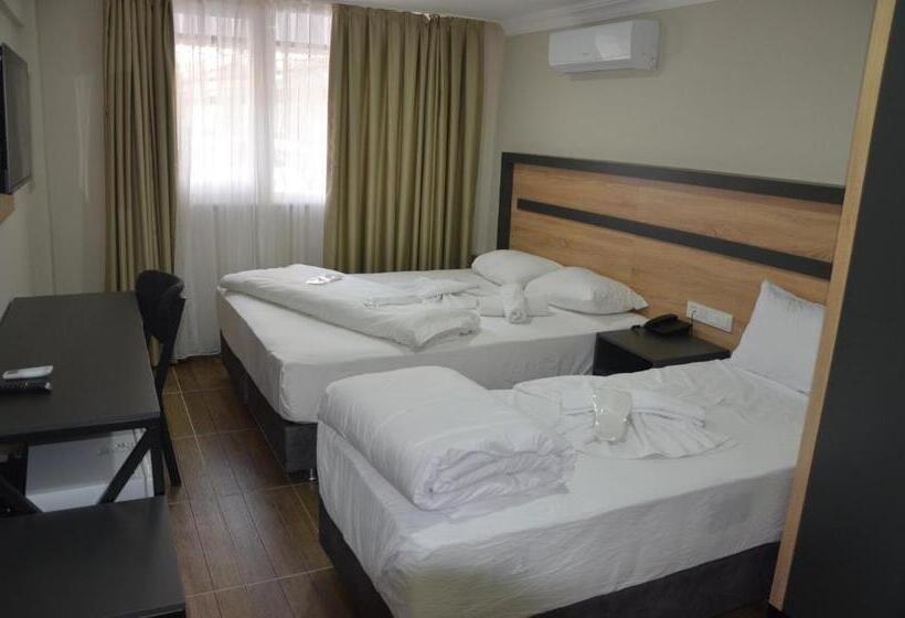 Camera Tripla Deluxe, Marka