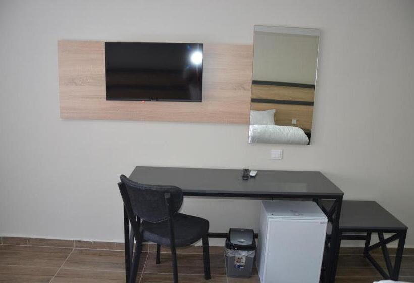 Camera Tripla Deluxe, Marka