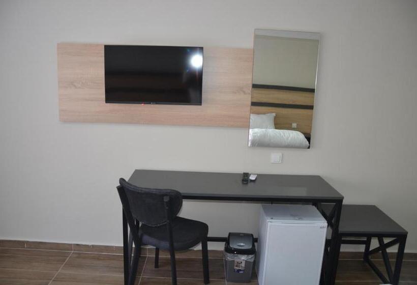 Camera Tripla Deluxe, Marka