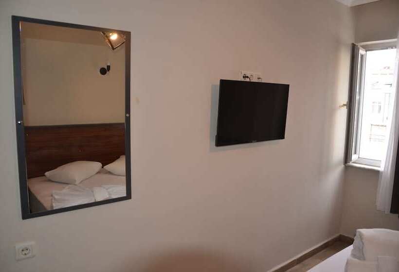 Camera Tripla Standard, Marka