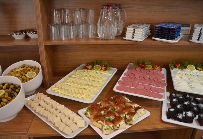 Camera Tripla Deluxe, Marka