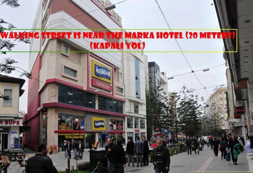 Camera Tripla Deluxe, Marka