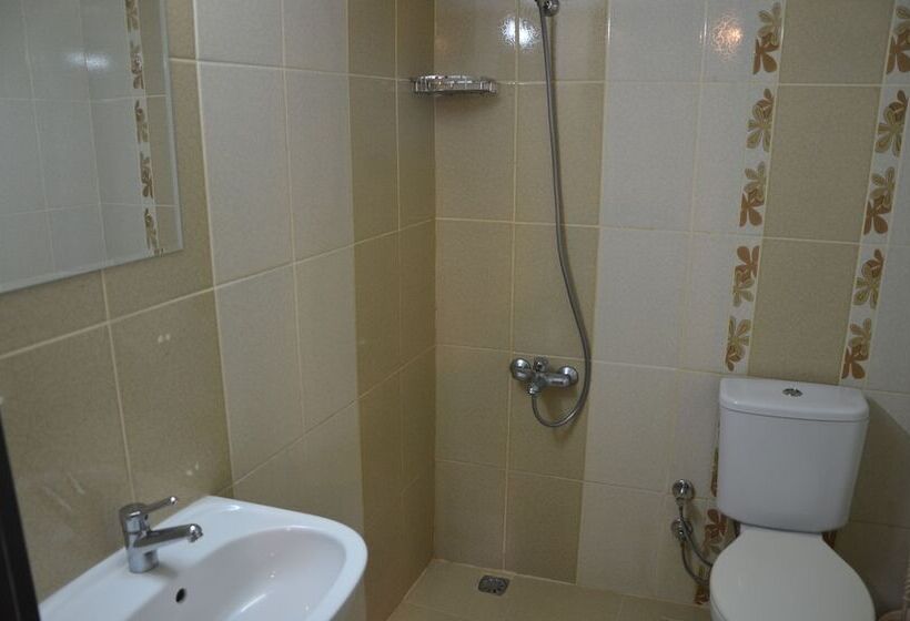 Camera Tripla Standard, Marka