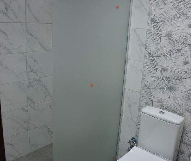 Camera Tripla Standard, Marka