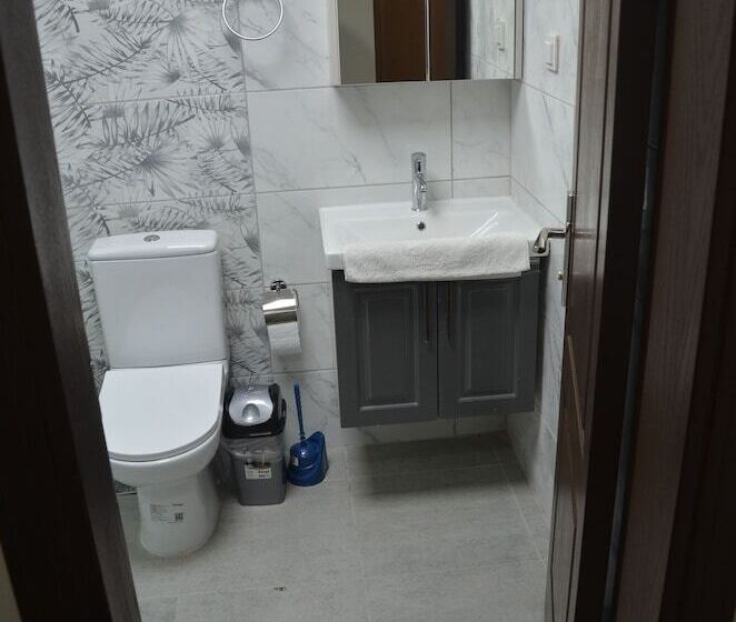 Camera Tripla Standard, Marka