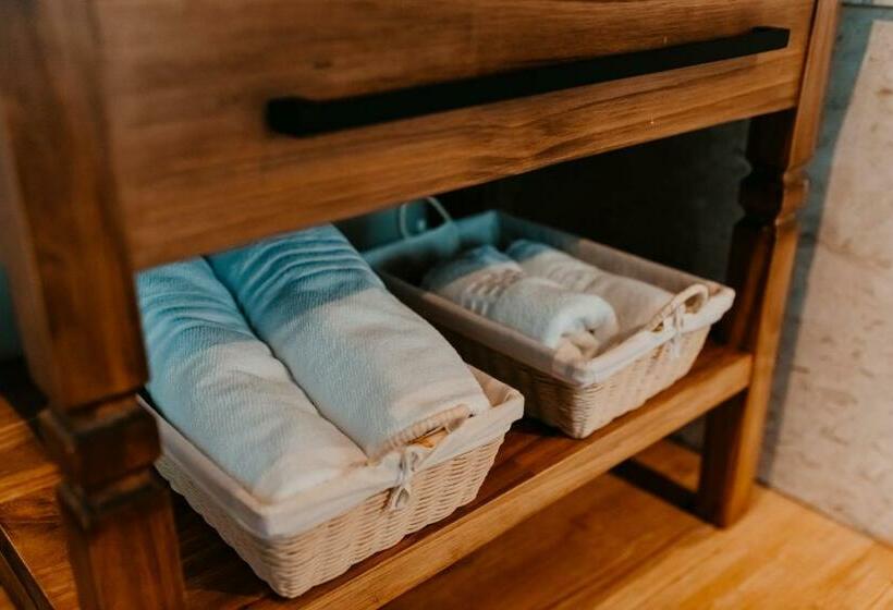 자쿠지 스위트, Petropolis