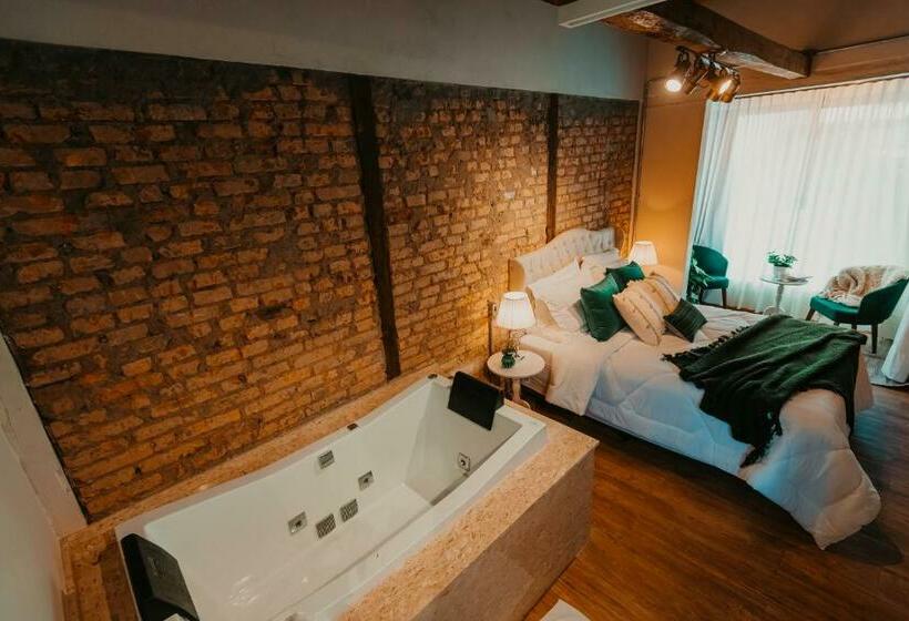 자쿠지 스위트, Petropolis