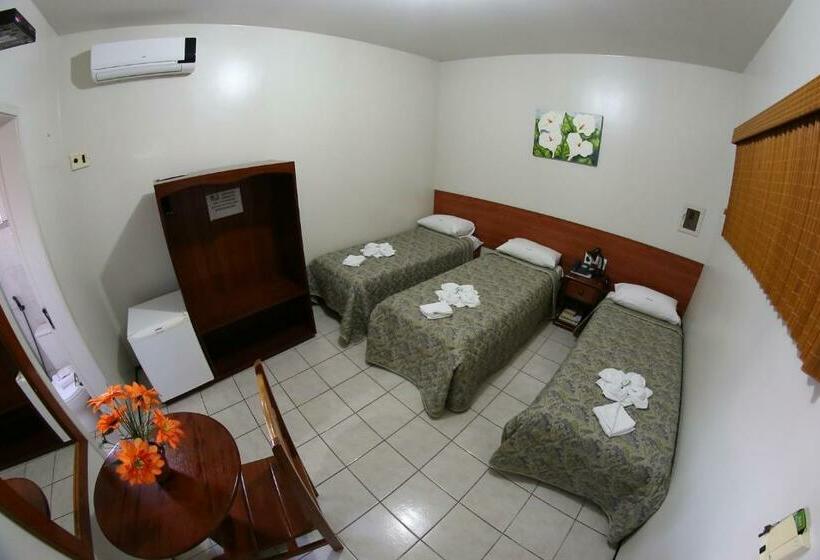 חדר סטנדרט לשלושה, Poyares