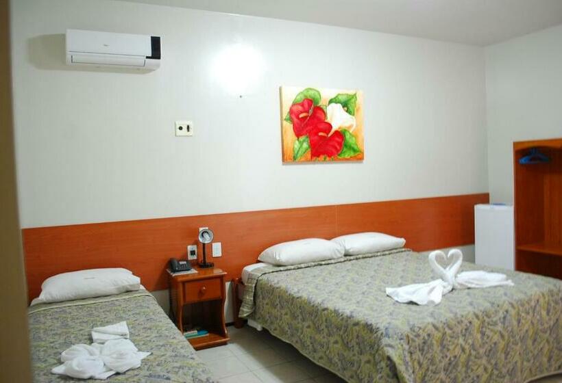 חדר סטנדרט לשלושה, Poyares