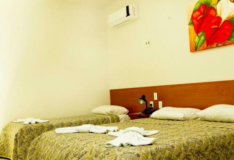 חדר סטנדרט לשלושה, Poyares