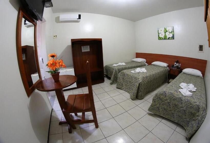 חדר סטנדרט לשלושה, Poyares