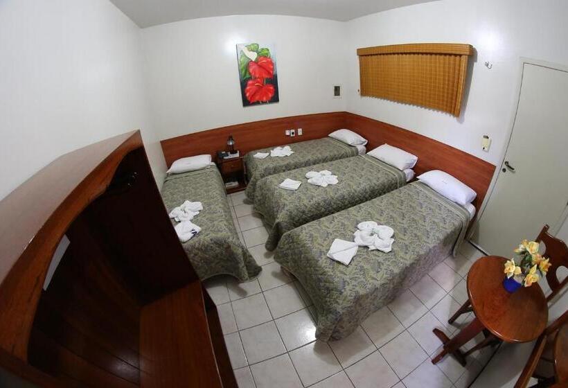 חדר סטנדרט לשלושה, Poyares