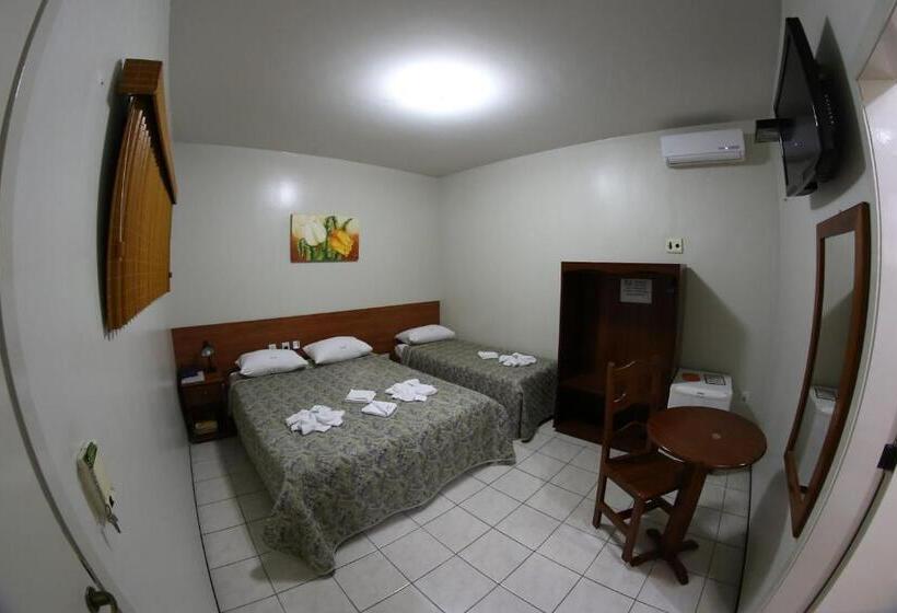 חדר סטנדרט לשלושה, Poyares