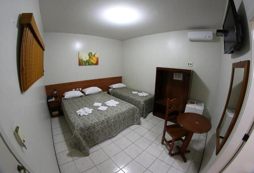 חדר סטנדרט לשלושה, Poyares