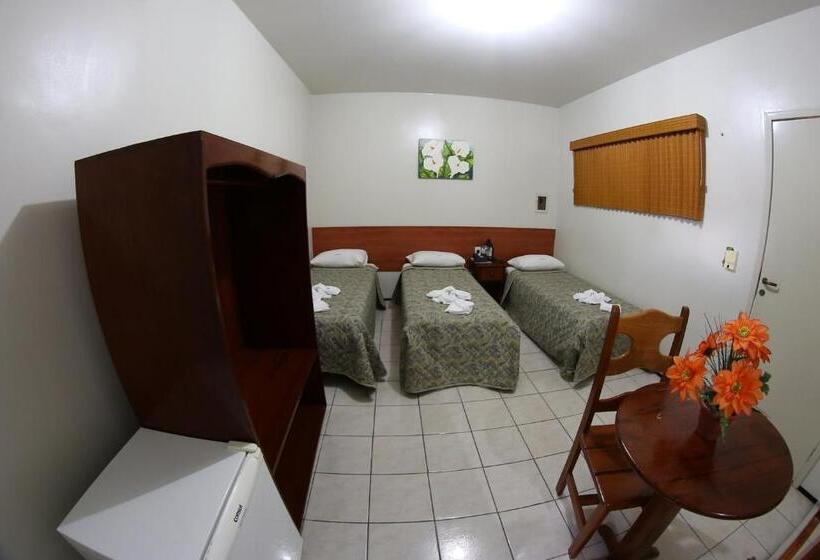 חדר סטנדרט לשלושה, Poyares