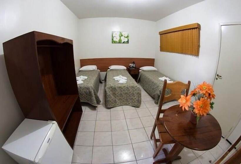 חדר סטנדרט לשלושה, Poyares