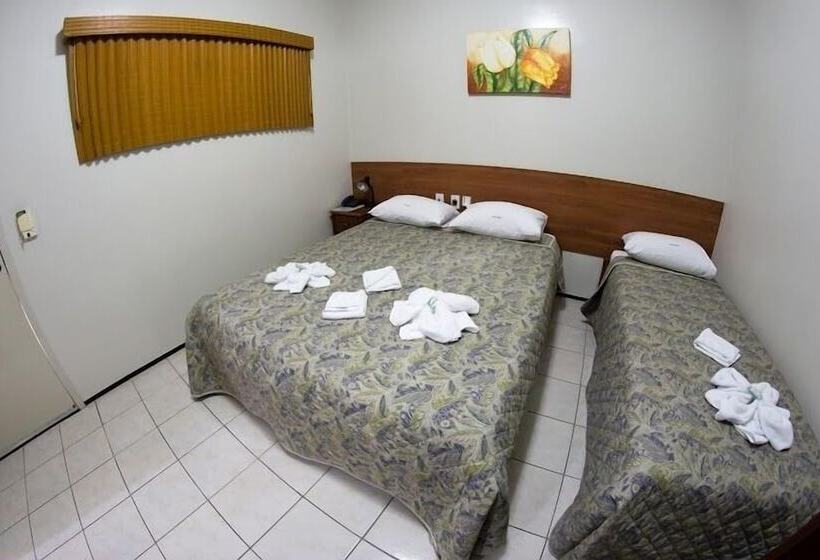 חדר סטנדרט לשלושה, Poyares