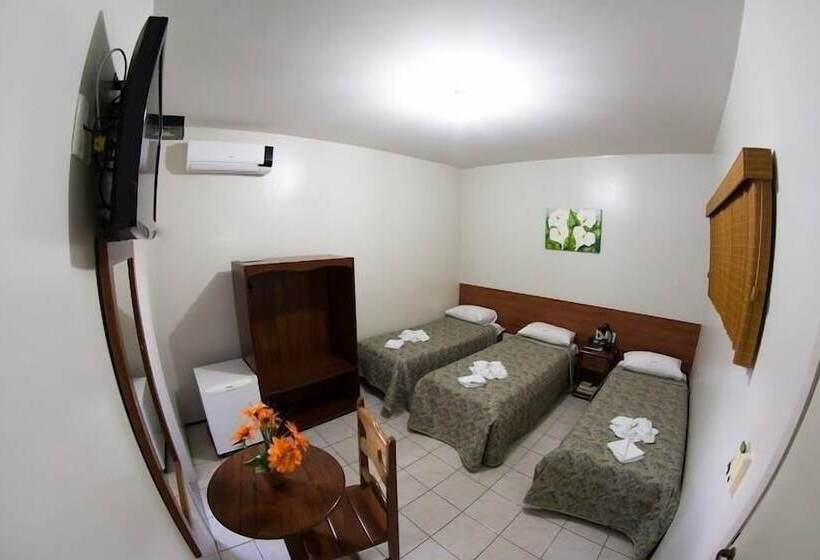 חדר סטנדרט לשלושה, Poyares