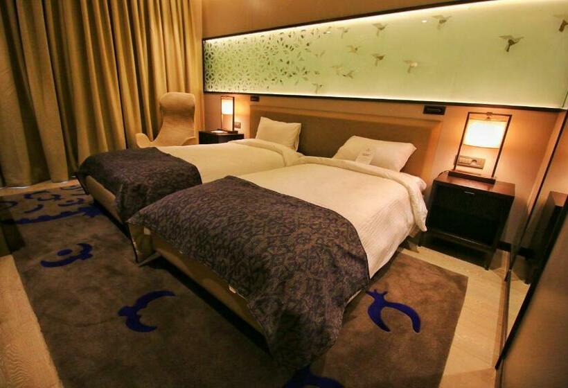 高级大房间, Waxwing