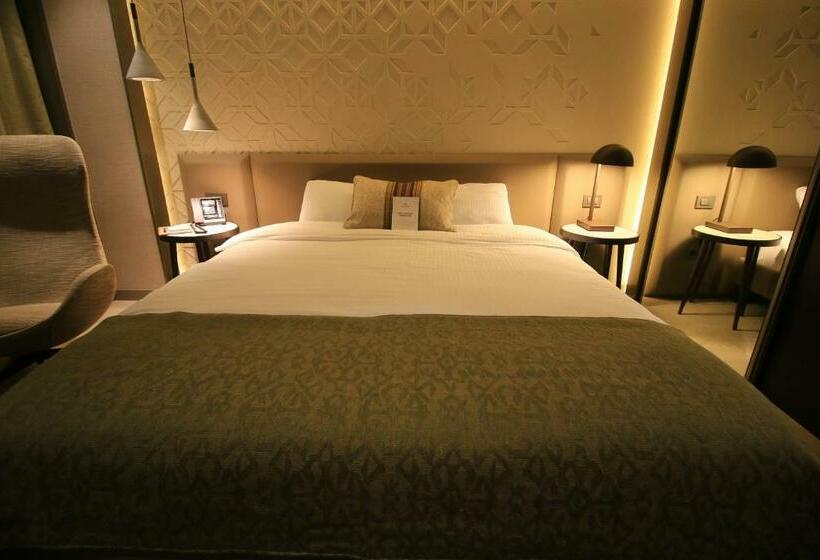 디럭스 룸 킹사이즈 침대, Waxwing