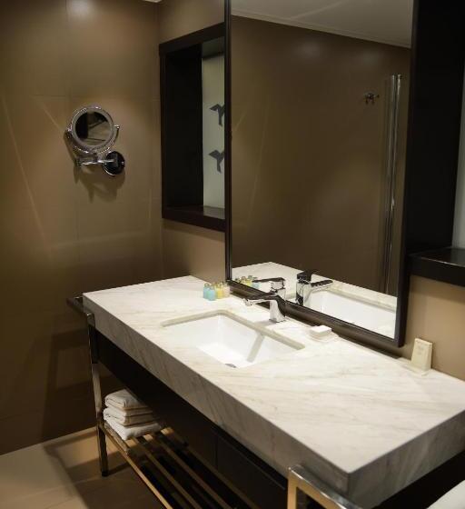 高级大房间, Waxwing