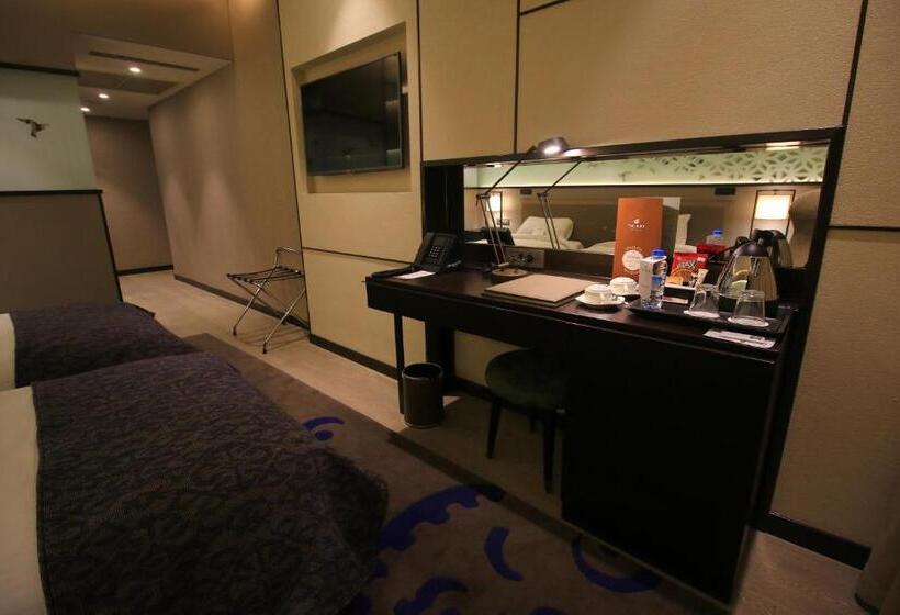 高级大房间, Waxwing