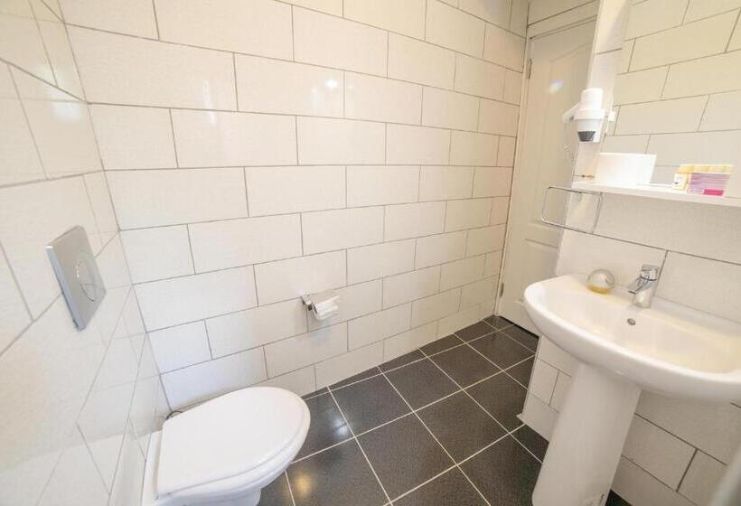 חדר סטנדרט לשלושה, Madda