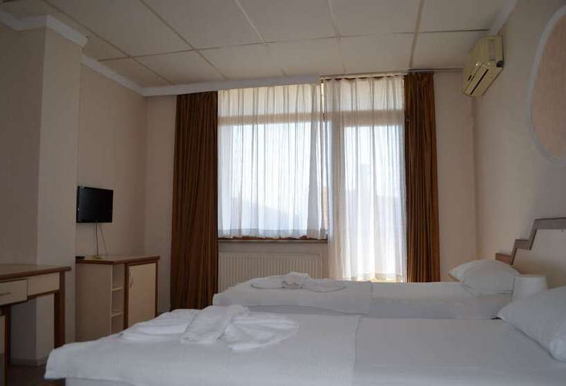 اتاق استاندارد سه نفره, Ayvalık Palas