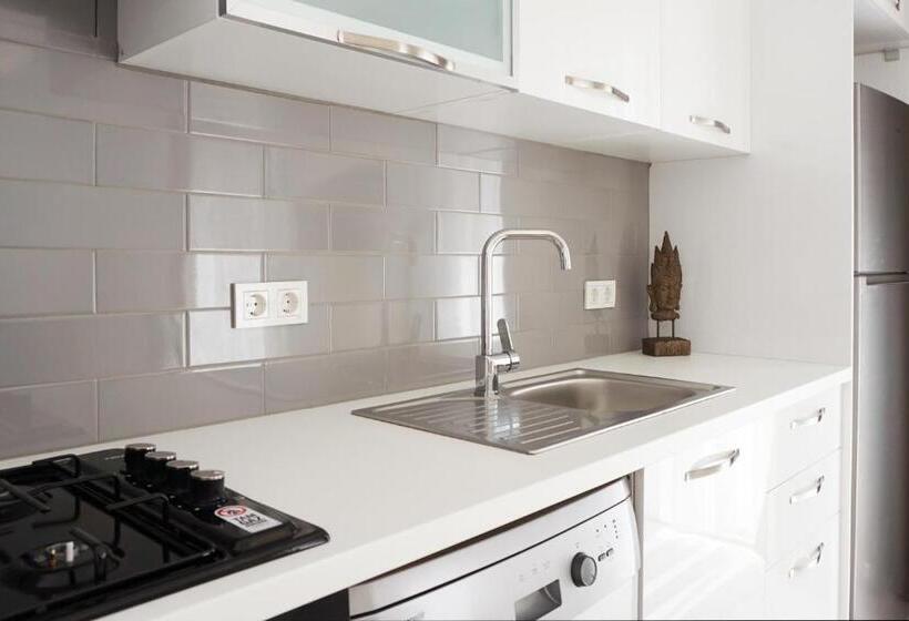 庭の見える１ベッドルームアパートメント, Daphnis