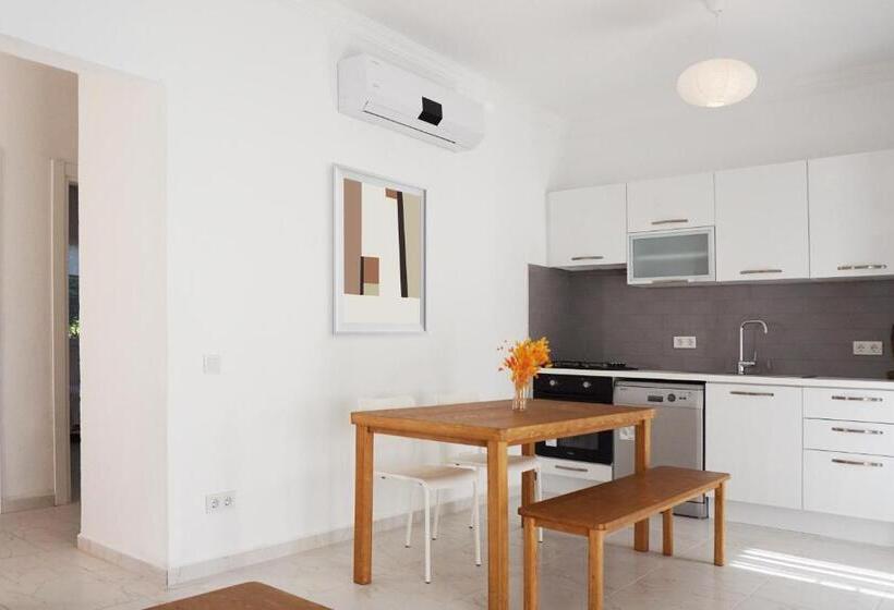 庭の見える１ベッドルームアパートメント, Daphnis