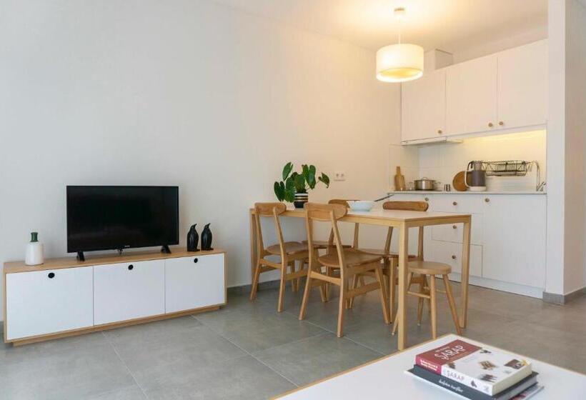 庭の見える１ベッドルームアパートメント, Daphnis