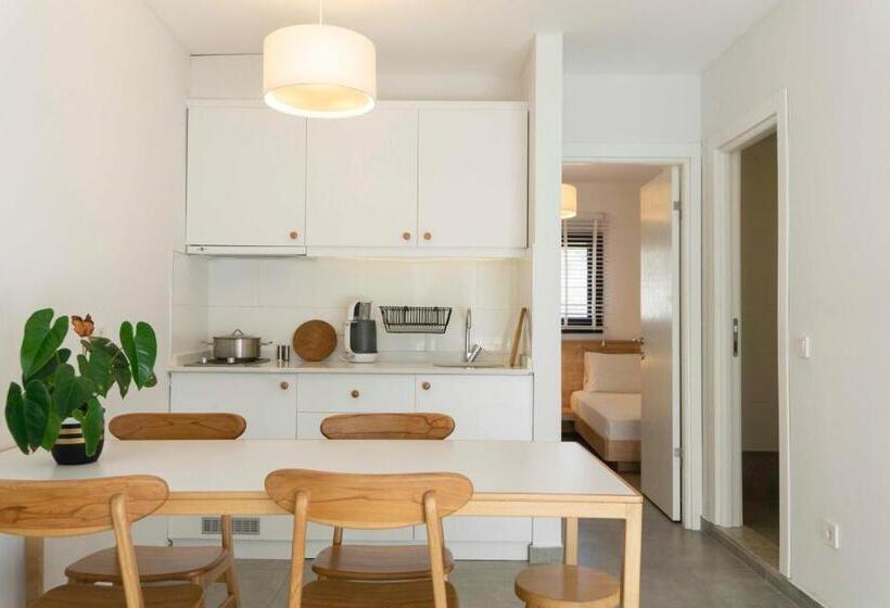 庭の見える１ベッドルームアパートメント, Daphnis