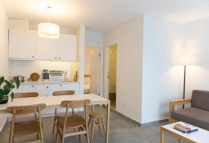 庭の見える１ベッドルームアパートメント, Daphnis