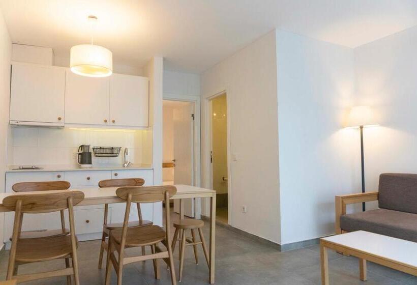 庭の見える１ベッドルームアパートメント, Daphnis