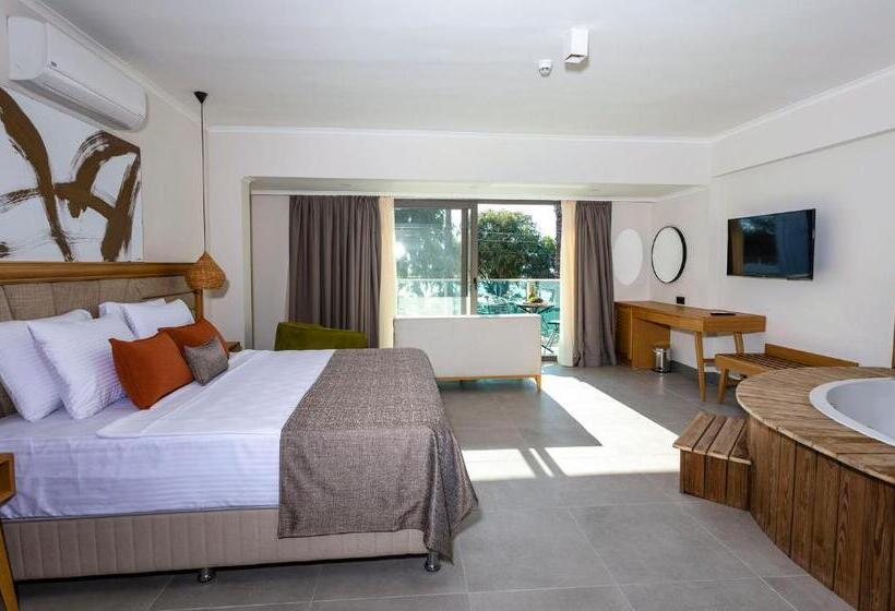 מיטת קינג בסוויטה, Yalıpark Beach