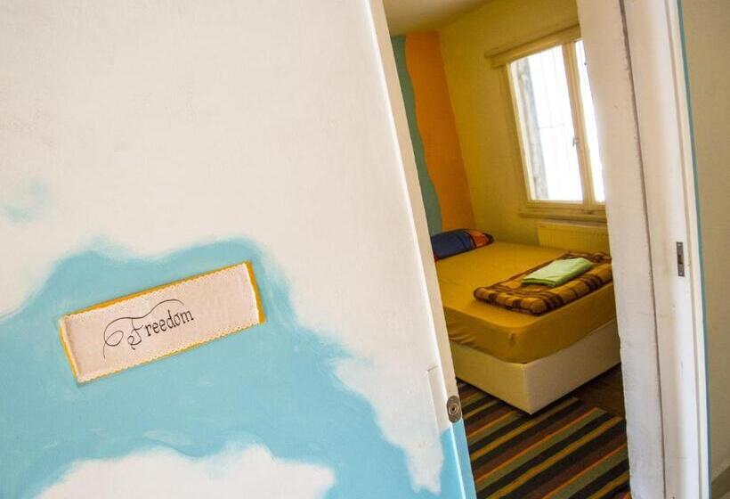 Quarto Familiar Banheiro Compartilhado, Shantihome