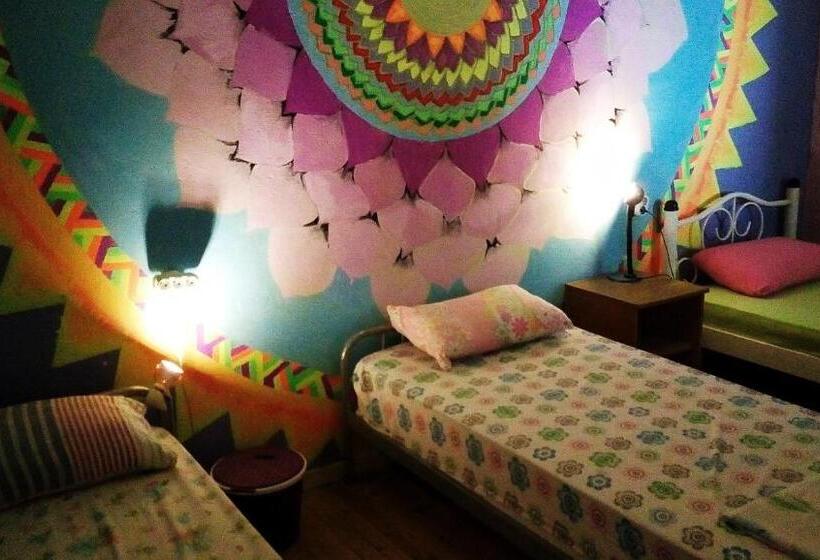 تختخواب در اتاق مشترک, Shantihome