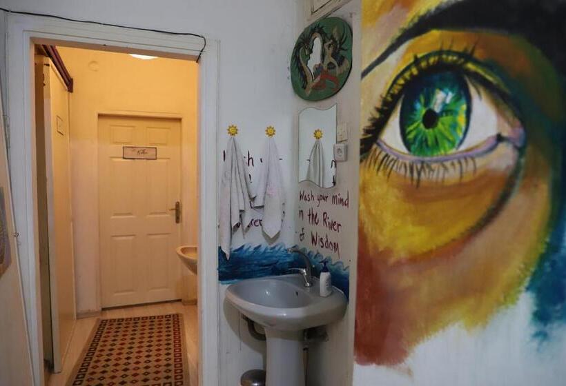 تختخواب در اتاق مشترک, Shantihome