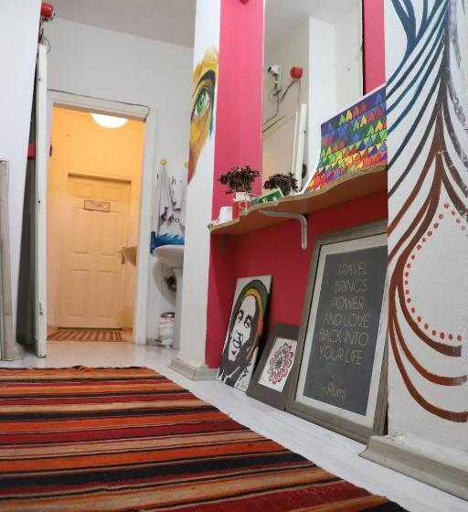 تختخواب در اتاق مشترک, Shantihome