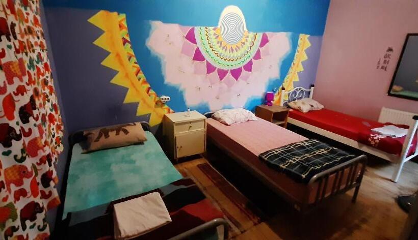 Cama em Quarto Compartilhado, Shantihome