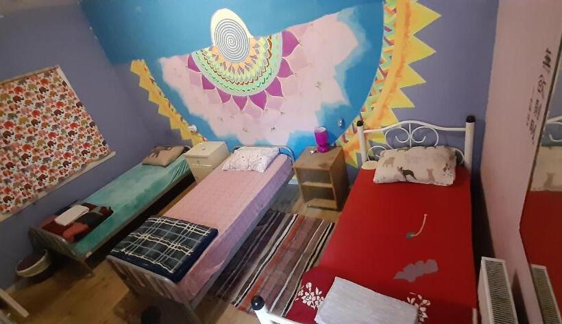 تختخواب در اتاق مشترک, Shantihome