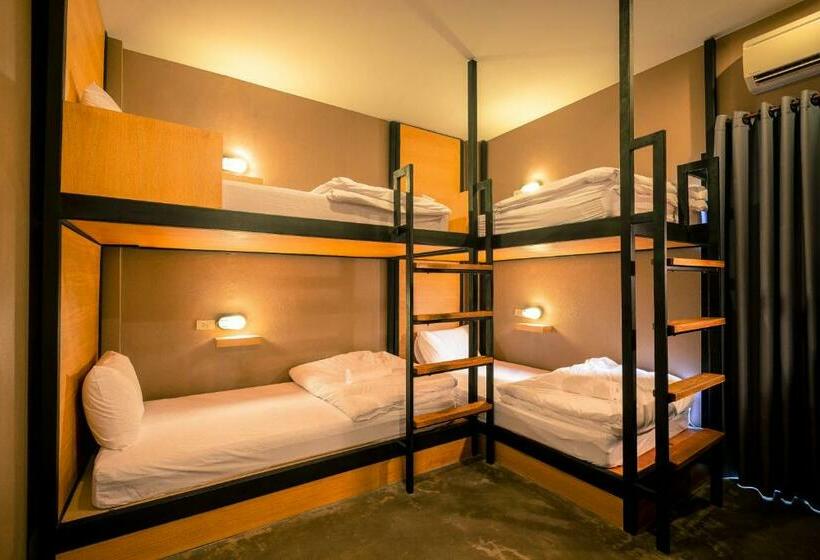 غرفة قياسية رباعية, Srisuksant Square