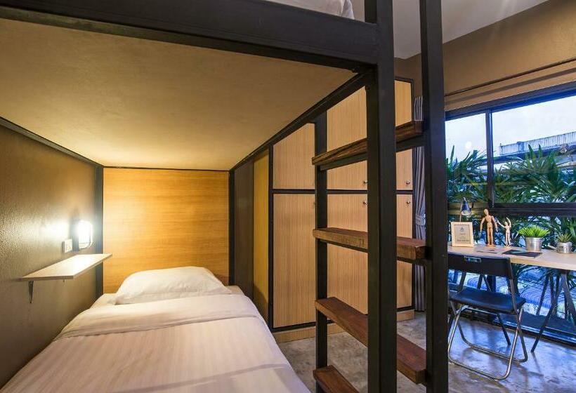 غرفة قياسية رباعية, Srisuksant Square