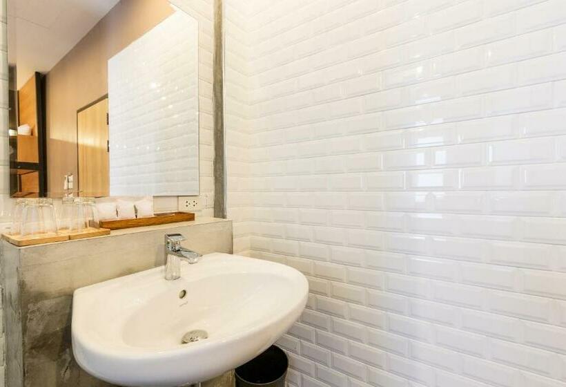 غرفة قياسية رباعية, Srisuksant Square