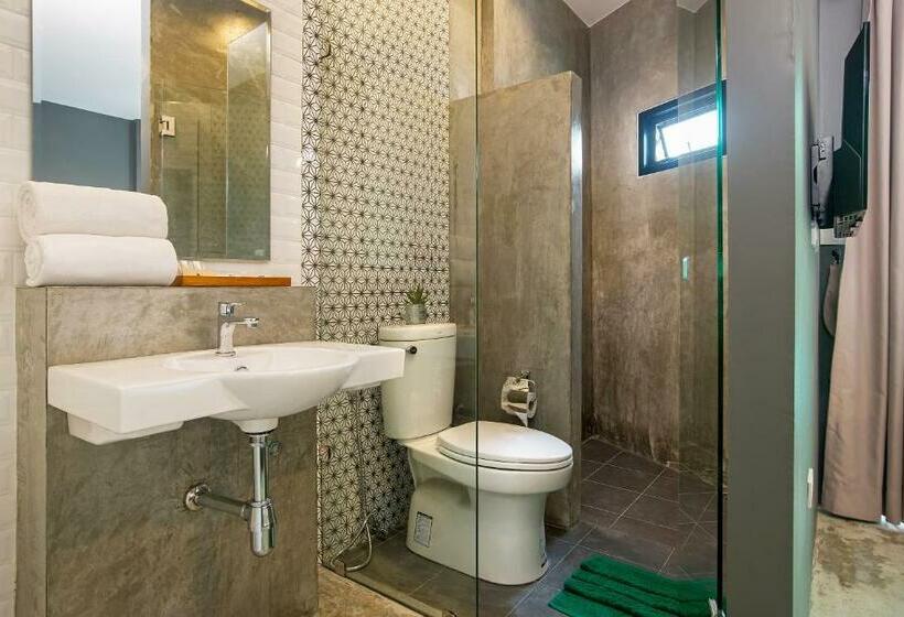 غرفة قياسية رباعية, Srisuksant Square