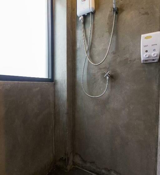 غرفة قياسية رباعية, Srisuksant Square