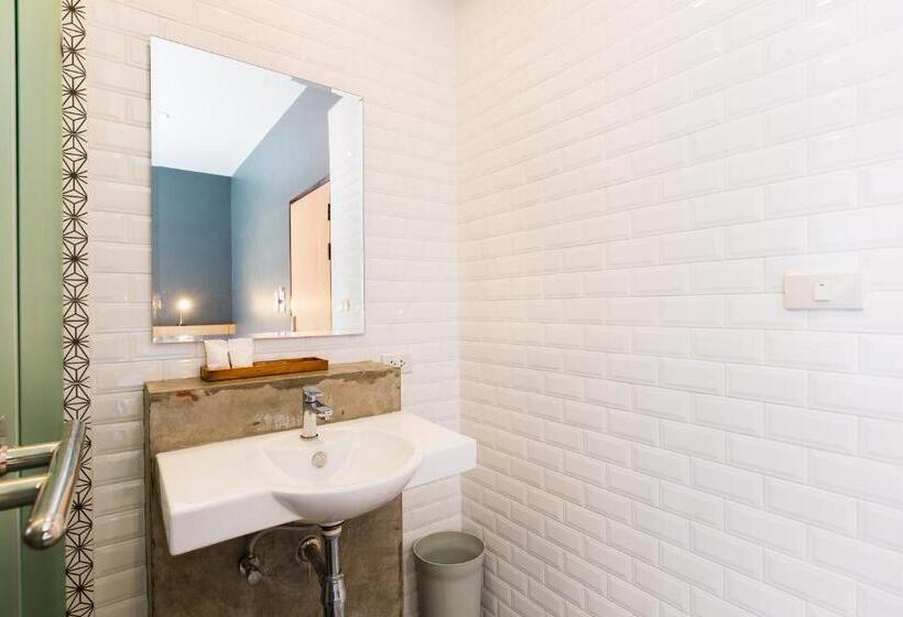 غرفة قياسية, Srisuksant Square